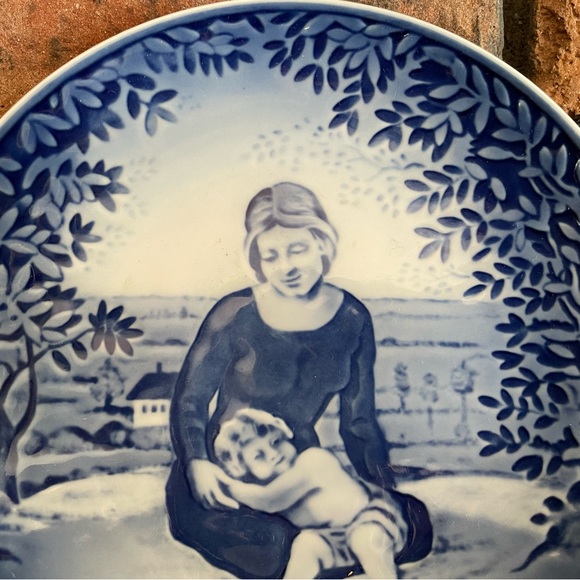 (2 of 4) Royal Copenhagen Vintage Collectors Plate for Mother’s Day 1973 - Picture 2 of 4